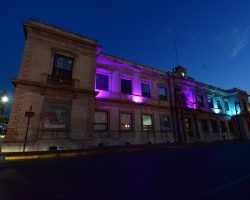 Iluminan la rectoría universitaria de rosa con motivo del mes de la lucha contra el cáncer de mama