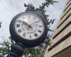 El tiempo se detiene frente a la catedral metropolitana de la ciudad de Chihuahua