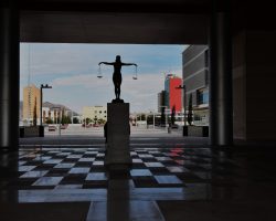 Monumento a la Justicia en el Tribunal Superior de Justicia. La diosa de la justicia es Temis en la mitología griega, quien personifica la ley, el orden y la justicia. Se representa como una mujer con una venda, balanza y espada simboliza que la justicia debe ser imparcial, equitativa y firme.