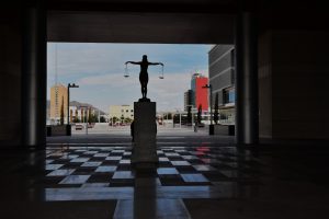 Monumento a la Justicia en el Tribunal Superior de Justicia. La diosa de la justicia es Temis en la mitología griega, quien personifica la ley, el orden y la justicia. Se representa como una mujer con una venda, balanza y espada simboliza que la justicia debe ser imparcial, equitativa y firme.
