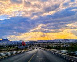 Todos los caminos llegan a Chihuahua, tierra bendita bañada de luna y de sol.