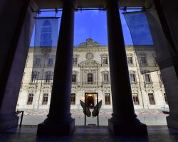 Testigo del tiempo ves la historia de Chihuahua pasar, ayer fuiste Palacio Federal y Servicio Postal Mexicano. Hoy Casa Chihuahua donde la cultura se expande de la capital del estado grande para el mundo.